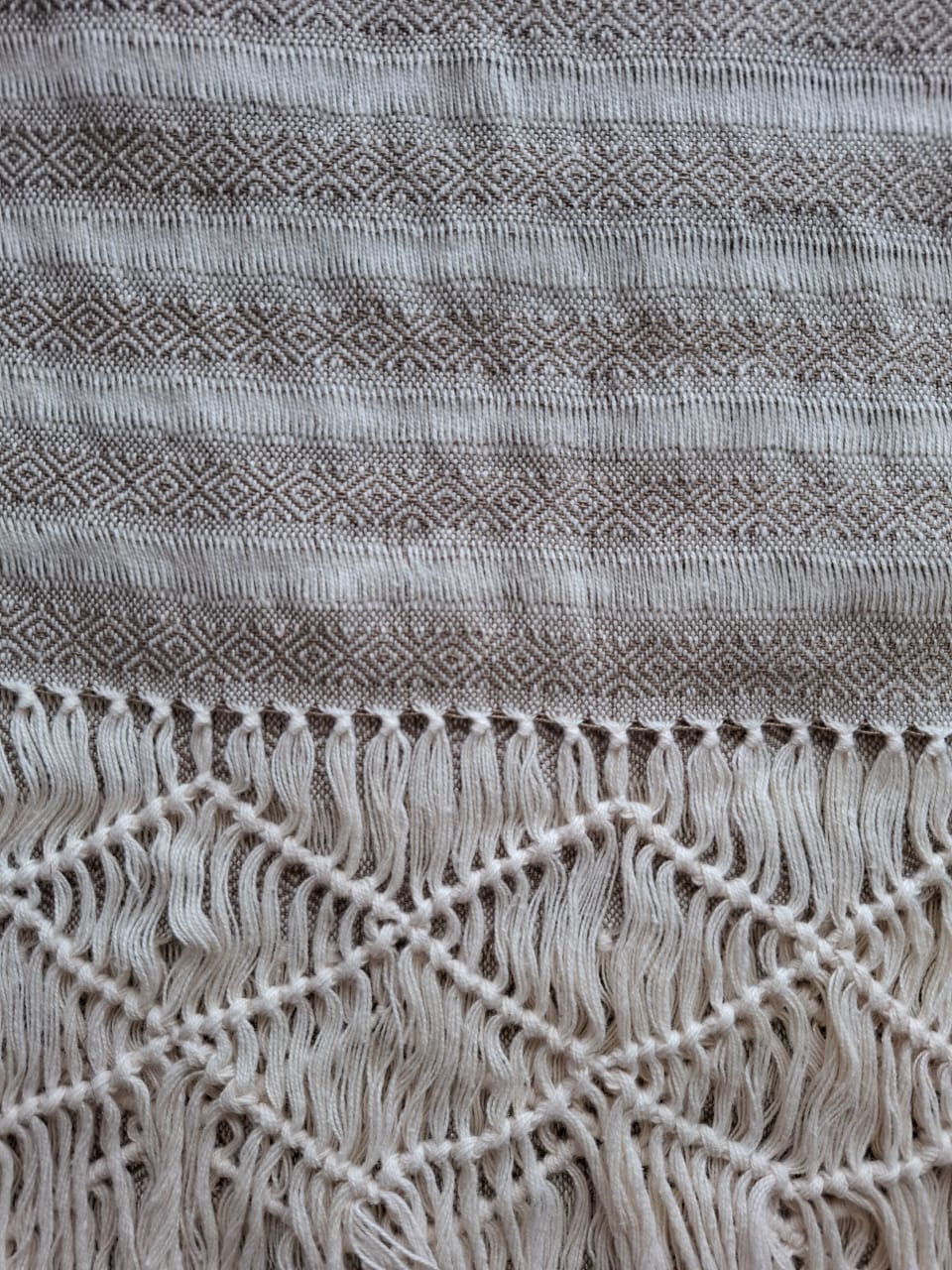 CAMINO AMARILLO Y ORO DE MACRAMÉ