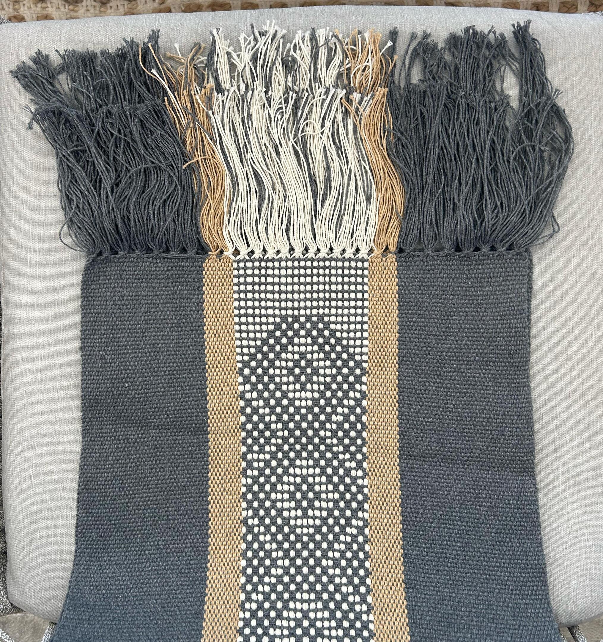 CAMINO GRIS OSCURO RAYAS DE MACRAMÉ